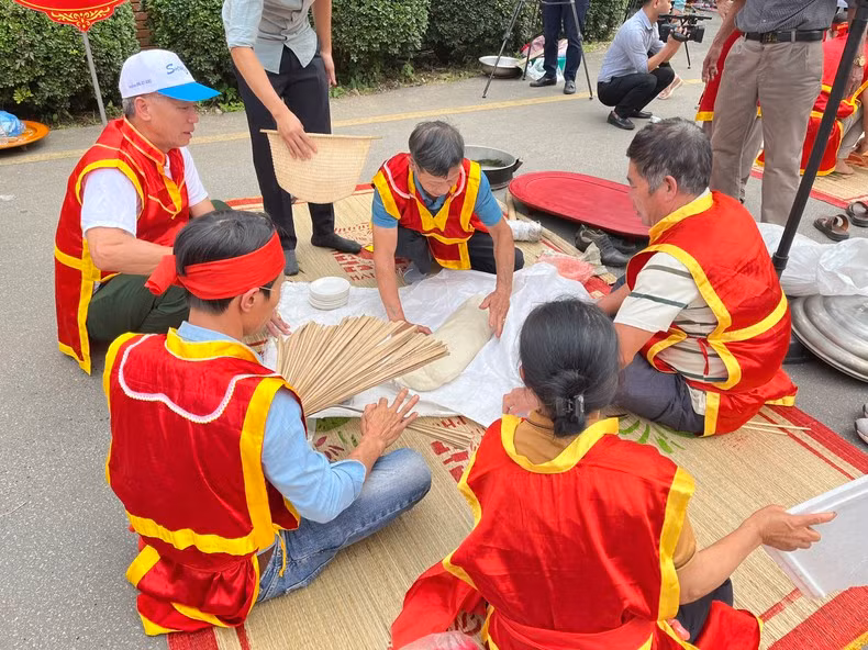 Each team had to make ten Giay cakes from 5kg sticky rice, within a maximum of 45 minutes.