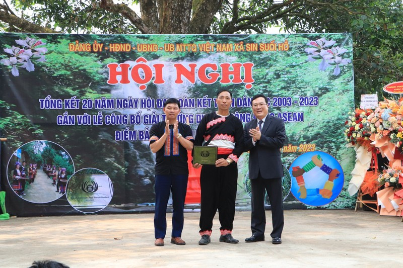 The ASEAN Community Tourism Award certificate is presented to the representative of Sin Suoi Ho Village.