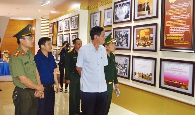 Delegates visit the exhibition.