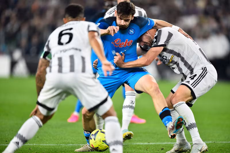 Napoli's Khvicha Kvaratskhelia in action with Juventus' Daniele Rugani and Danilo - Serie A - Juventus v Napoli - Allianz Stadium, Turin, Italy - April 23, 2023. (Photo: Reuters)