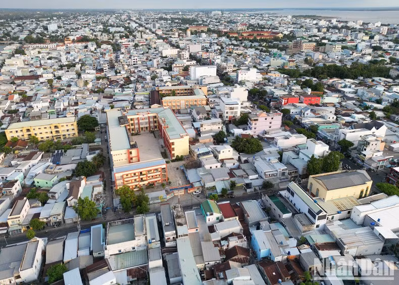 The spacious flat-roofed houses contribute to the development of Rach Gia City
