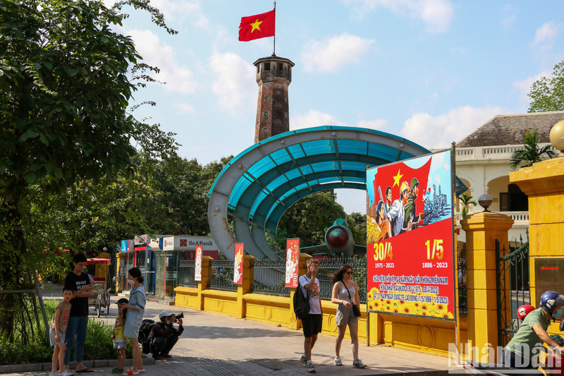A large billboard is arranged in front of the gate of the Vietnam Military History Museum.
