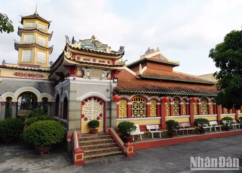 The pagoda has a space to dispense medicine and cure the poor. Coming here, you not only have the opportunity to listen to mysterious stories about the history of the temple, but also admire many precious wooden Buddha statues.