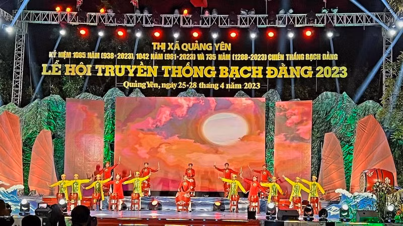 The art show recreates Bach Dang victory in 1288.