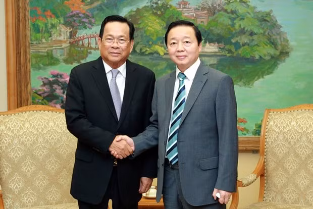 Deputy Prime Minister Tran Hong Ha (R) and Cambodian Minister of Labour and Vocational Training Ith Samheng (Photo: VNA)