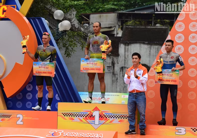 The organising board also presented the 1st prize of team to Domesco Dong Thap Pharmaceutical team, 2nd prize to Loc Troi An Giang team and 3rd place to Military Region 7 team.