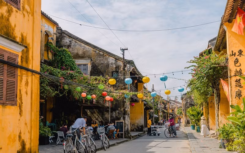 The small roads in Hoi An are always kept green thanks to the people (Photo: Duy Hau)