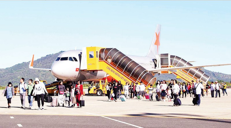 Lam Dong discusses measures to attract visitors via air