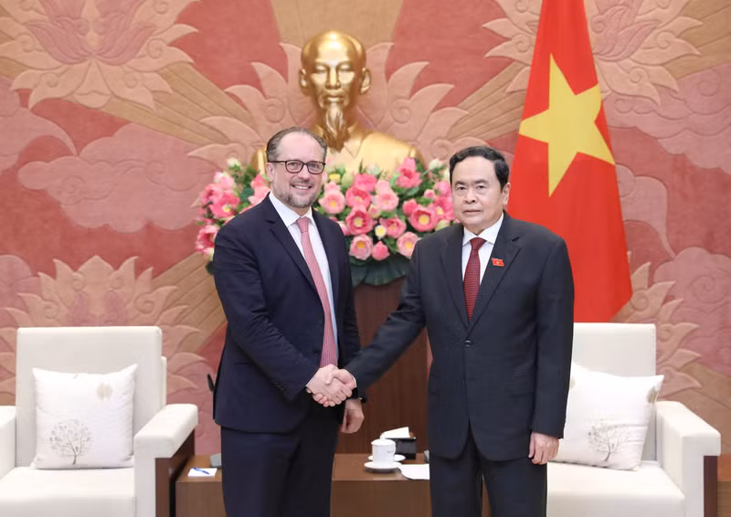 Permanent Vice Chairman of the National Assembly Tran Thanh Man (R) and Austrian Federal Minister for European and International Affairs Alexander Schallenberg (Photo: quochoi.vn)