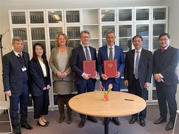 Vietnamese Ministry of Foreign Affairs and The Hague Academy of International Law sign a memorandum of understanding on training international legal experts for Vietnam (Photo: VNA)