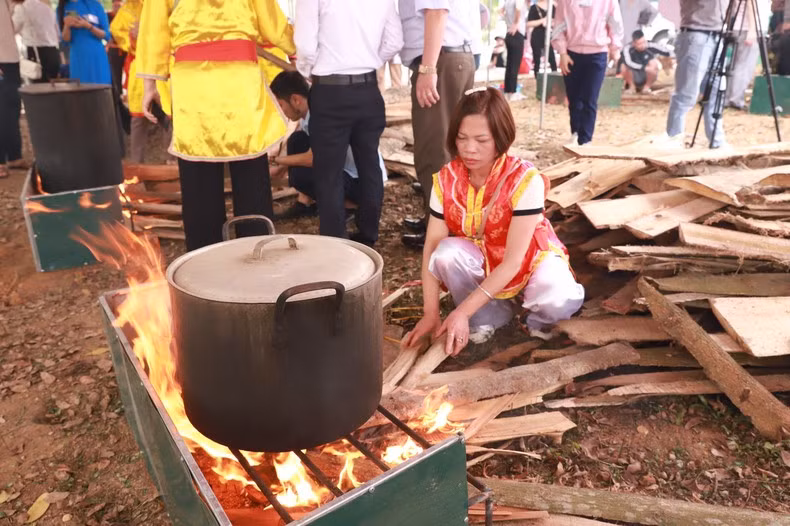 After the Chung cake is wrapped, the teams must boil it within 5 hours. Boiled cakes must meet aesthetic criteria such as: well-cooked, square cakes, delicious and attractive in taste.