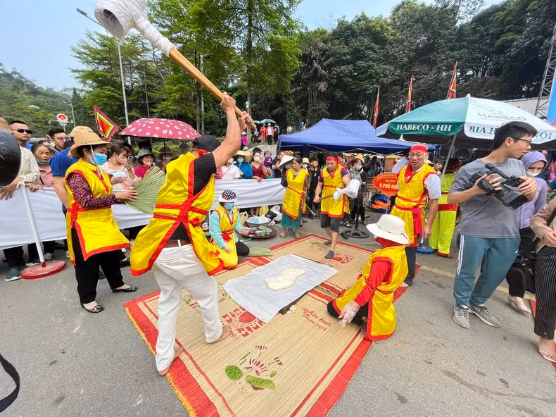 The contest of pounding Giay cake was held in the afternoon of the same day, with the participation of localities in the province.