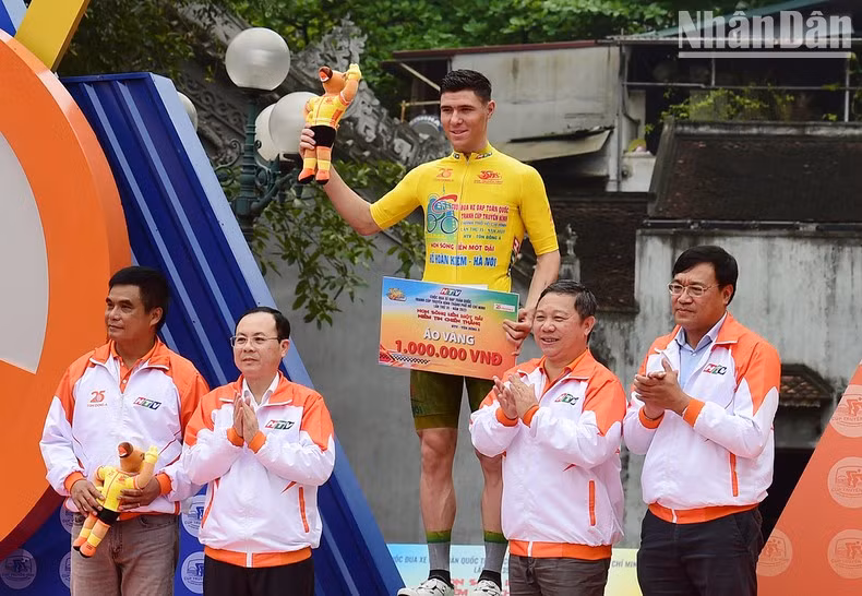 At the end of the first stage, the organising board awarded the yellow shirt to athlete Petr Rikunov (Loc Troi An Giang).