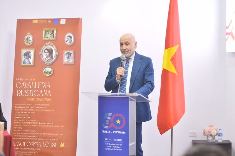 Italian Ambassador to Vietnam Antonio Alessandro speaks at the press conference.