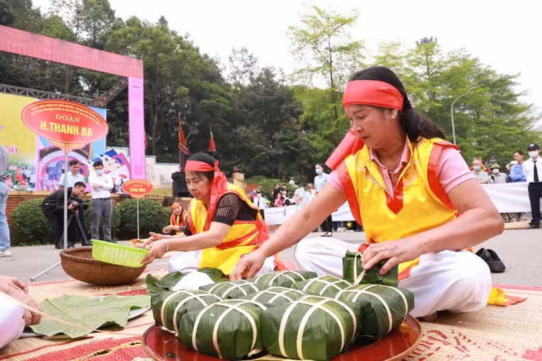 The contest had the participation of 13 teams from 13 districts, cities and towns in the