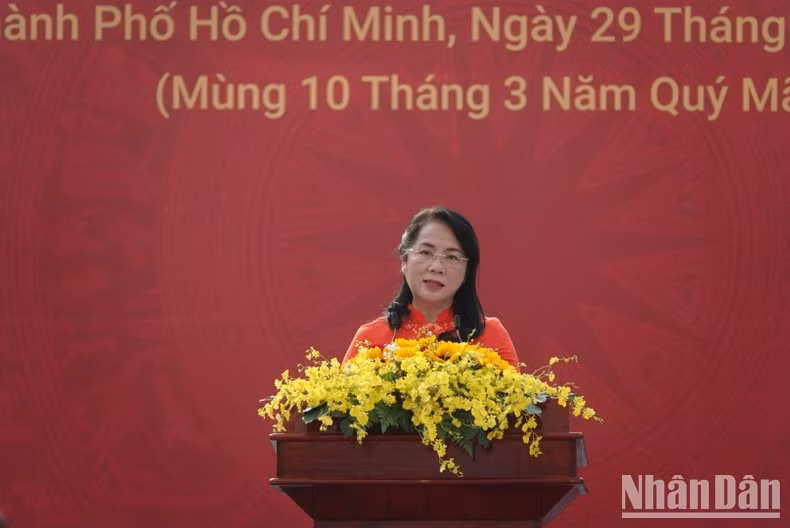 Chairwoman of the Vietnam Fatherland Front Committee in Ho Chi Minh Tran Kim Yen speaks at the ceremony. Chairwoman of the Vietnam Fatherland Front Committee in Ho Chi Minh Tran Kim Yen speaks at the ceremony.