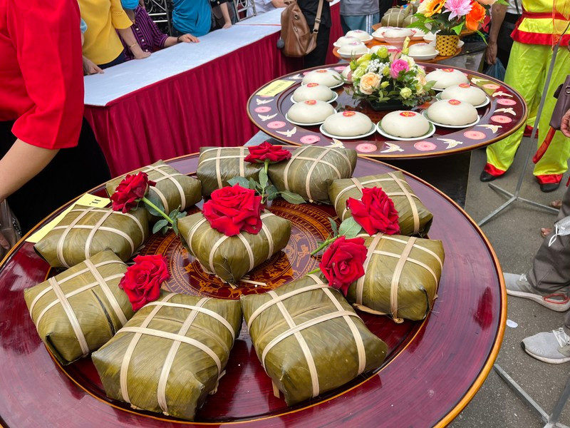 The most outstanding teams for Chung cake and Giay cake will be selected to offer to the Hung Kings during the Hung Kings Temple Festival next year.
