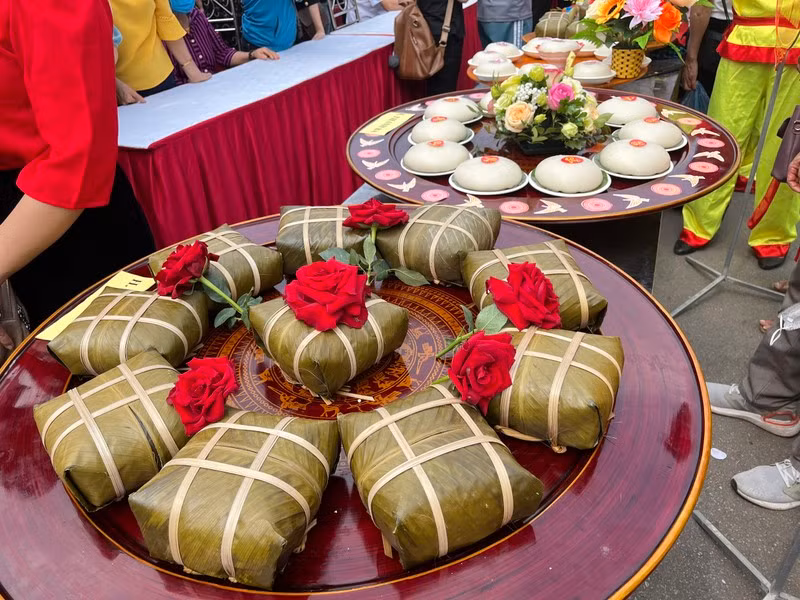 The most outstanding teams for Chung cake and Giay cake will be selected to offer to the Hung Kings during the Hung Kings Temple Festival next year.