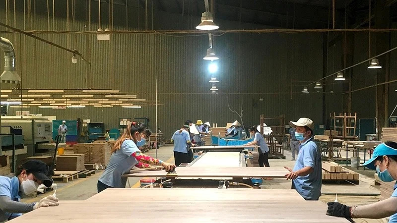 Wood processing for export at Minh Duong Wood Joint Stock Company (Binh Duong). (Photo: VU HOANG)