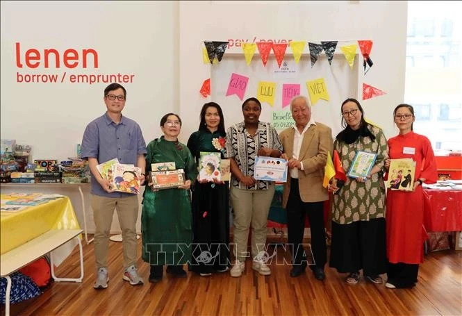 Representatives of the General Association of Vietnamese in Belgium (UGVB) present Vietnamese-language books to the Muntpunt Library. (Photo: VNA)