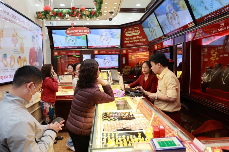 Customers trade gold in Hanoi. (Photo: MINH ANH)
