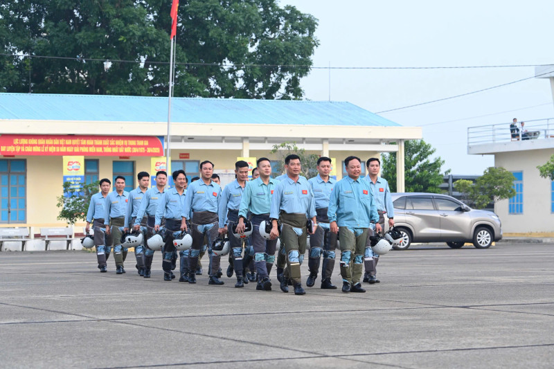 [In Pictures] Helicopters carrying flags take off from Bien Hoa Airport
