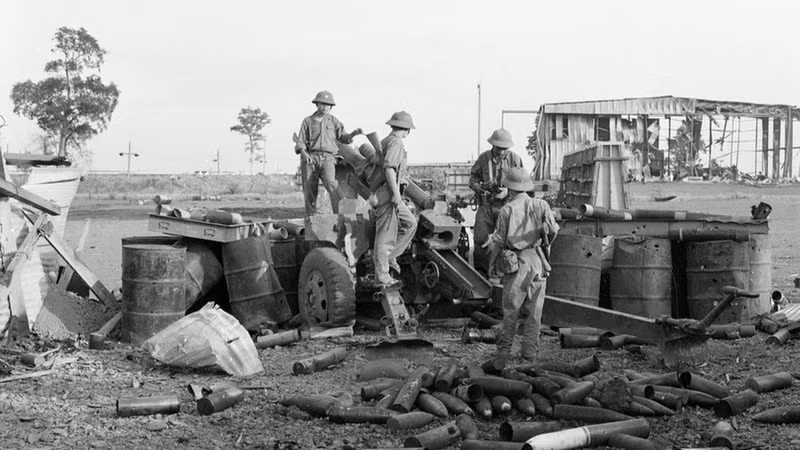 The liberation army units occupied the Armoured School of the puppet army at the Nuoc Trong base (Bien Hoa). From the beginning of April 1975, the main Vietnamese army corps advanced from all directions toward Sai Gon, attacks the US troops with stormy strength and destroyed the entire outer defence line of the US troops. (Photo: Hua Kiem/VNA)