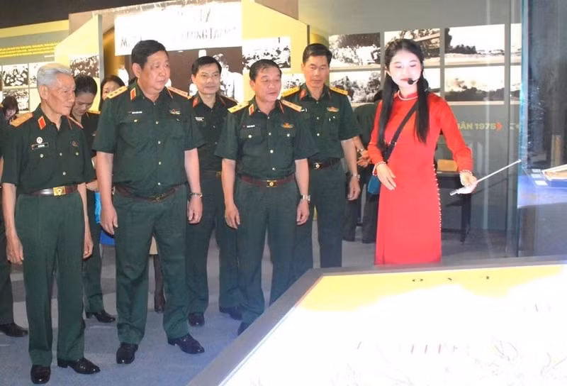 Participants at the exhibition (Photo: qdnd.vn)