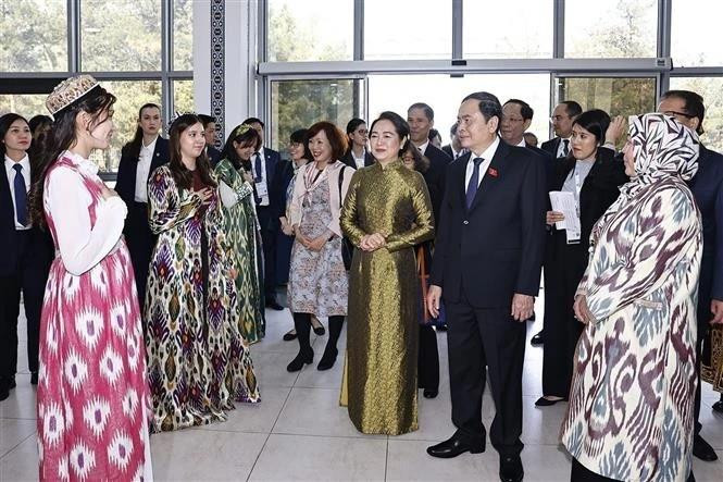National Assembly Chairman Tran Thanh Man meets with students who are studying Vietnamese at the Tashkent State University of Oriental Studies (TSUOS). (Photo: VNA)