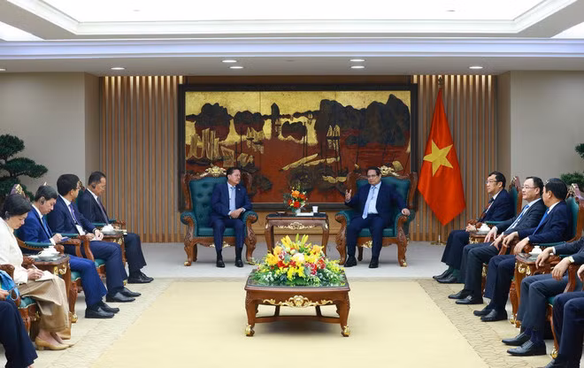 Prime Minister Pham Minh Chinh (R) receives Cambodian Deputy Prime Minister Neth Savoeun in Hanoi on April 16. (Photo: VNA)