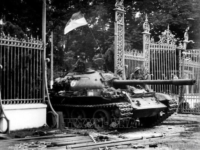 The Liberation Army tanks breaks the gate of the Doc Lap Palace, April 30, 1975. The Vietnamese Revolution successfully achieves its goal of liberating the South and reunifying the country. (Photo: VNA)