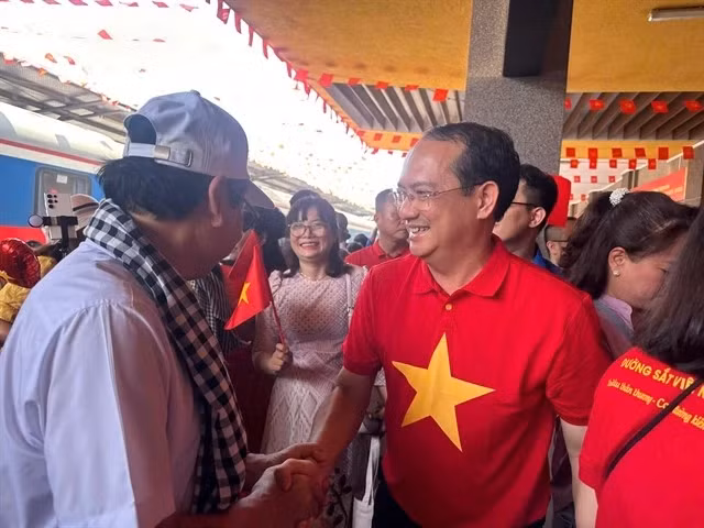 Passengers on the Reunification Train with two extra services from Hanoi and HCM City are welcomed at Da Nang Railway Station. (Photo courtesy of VNR)