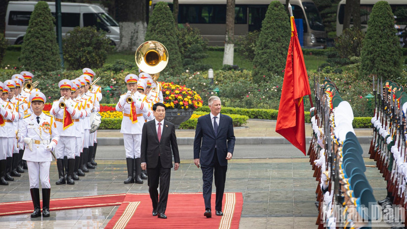 President Luong Cuong and King Philippe of Belgium review the honour guard of the Vietnam People’s Army.