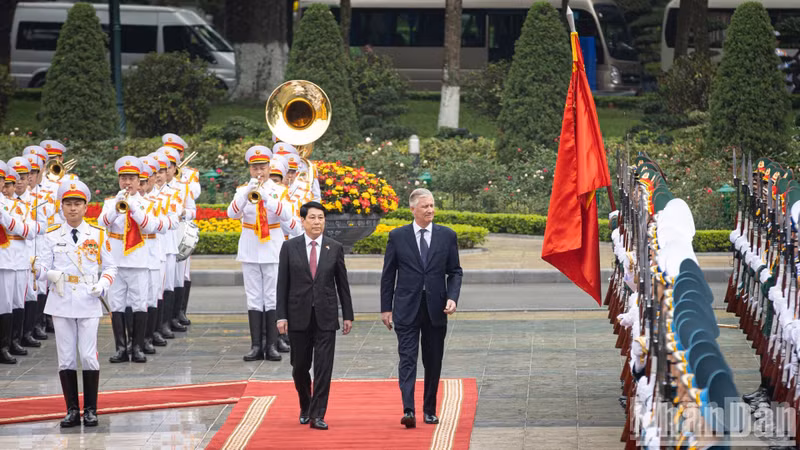 President Luong Cuong and King Philippe of Belgium review the honour guard of the Vietnam People’s Army.