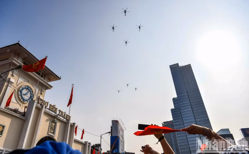 Helicopters fly over the Ben Thanh Market area