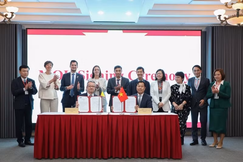 VNU signs cooperation agreements with its partners. (Photo: qdnd.vn)