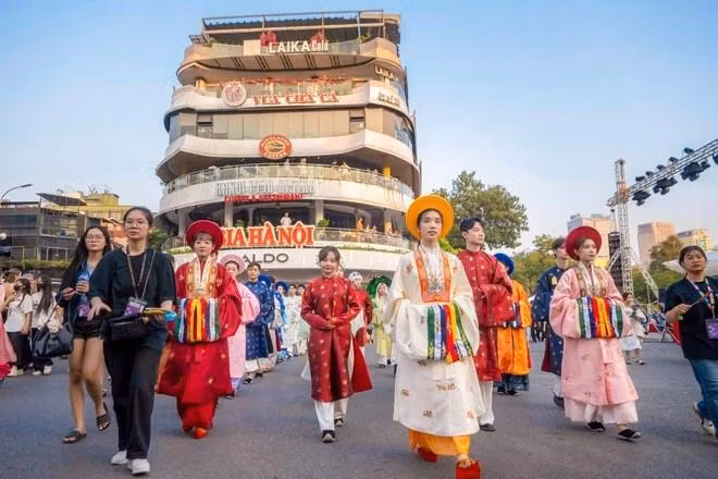 Nearly 500 people participate in the Vietnamese Traditional Costume Day as part of the Hanoi Creative Design Festival 2024. (Photo: VNA)