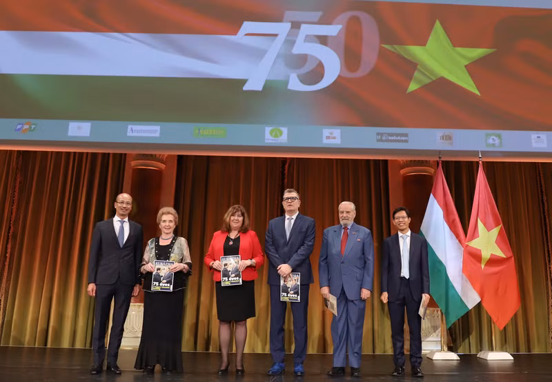 Ambassador Bui Le Thai (L) presents a special commemorative publication produced in collaboration with Eurasia Magazine