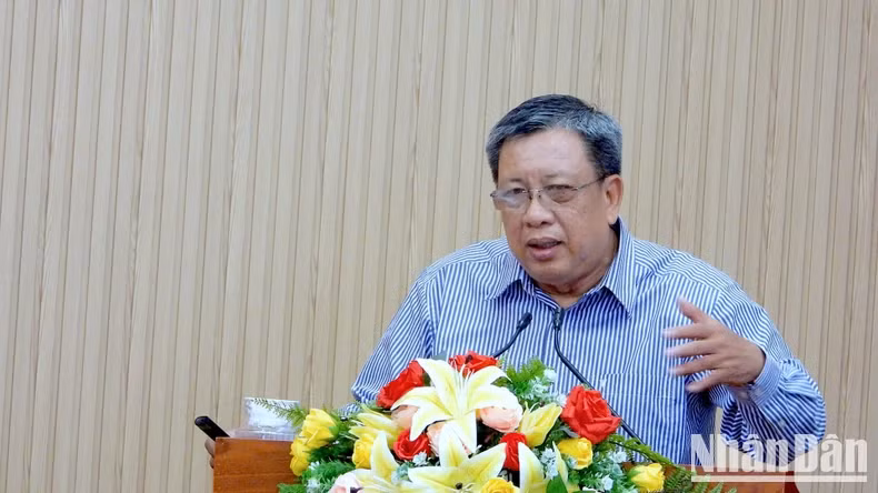 Vice President and General Secretary of the Vietnam Rice Industry Association (Vietrisa) Le Thanh Tung presents at the conference.