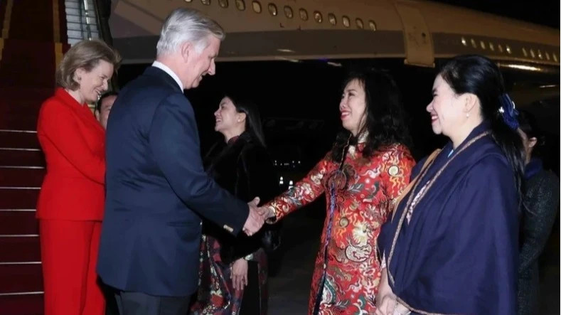 Delegates welcome Belgian King Philippe and Queen Mathilde at Noi Bai International Airport. (Photo: An Dang/VNA)