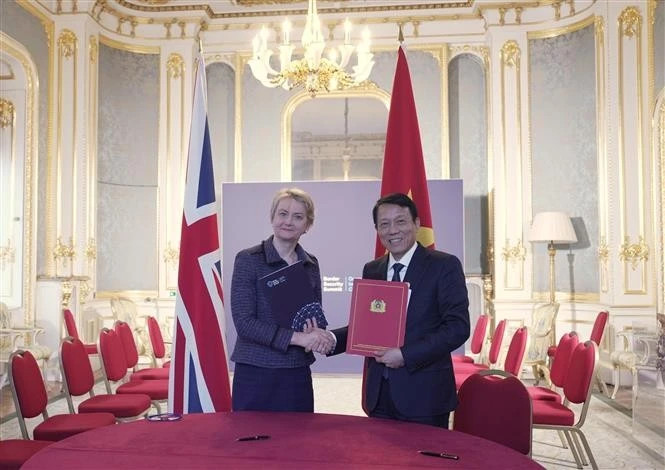 Minister of Public Security General Luong Tam Quang meets with UK Home Secretary Yvette Cooper. (Photo: VNA)
