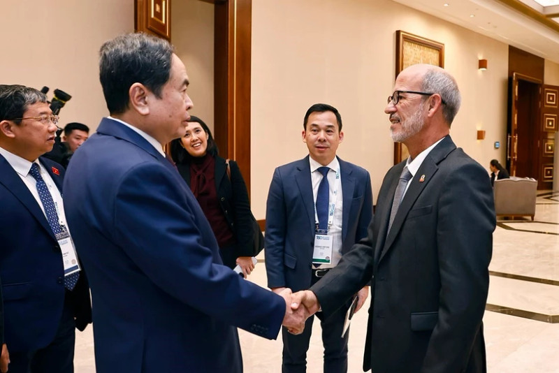 National Assembly Chairman Tran Thanh Man (left) meets with Rolando González, President of the Latin American and Caribbean Parliament (Parlatino) and Chairman of the Foreign Affairs Committee of the Cuban National Assembly of People’s Power, in Uzbekistan on April 6 afternoon. (Photo: VNA)
