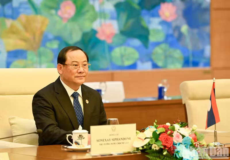 Lao PM Sonexay Siphandone speaks at the meeting.