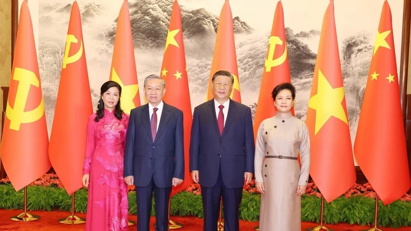 General Secretary and President of China Xi Jinping and his spouse take a photo with General Secretary and President To Lam and his spouse on August 19, 2024, on the occasion of General Secretary and President To Lam and his spouse's state visit to China. (Photo: VNA)