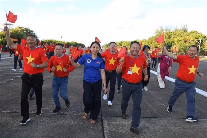 Overseas Vietnamese participate in the "Walking for beloved Truong Sa" programme. (Photo: VNA)