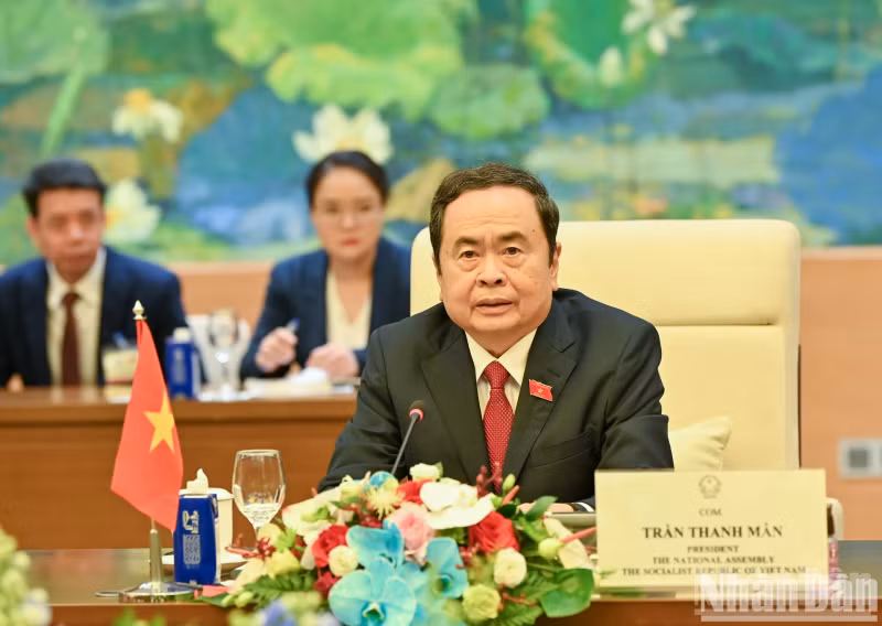 NA Chairman Tran Thanh Man speaks at the meeting.