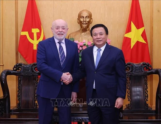 Politburo member, President of the Ho Chi Minh National Academy of Politics (HCMA) and Chairman of the Central Theory Council Nguyen Xuan Thang (R) hosts Mikhail Efimovich Fradkov, Director of the Russian Institute for Strategic Studies (RISS), in Hanoi on April 1. (Photo: VNA)