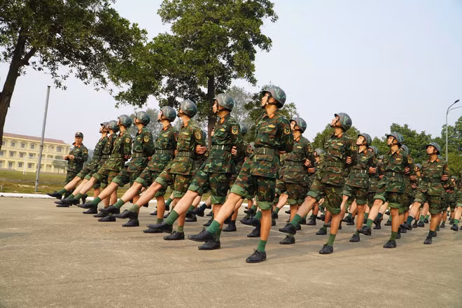 Soldiers from Army Officer Training School No. 1 are in intensive training. (Photo: VNA)