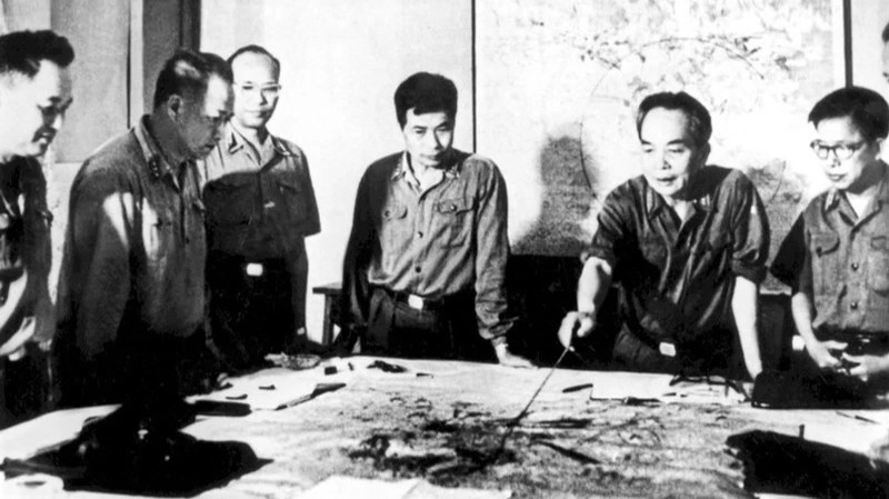 General Vo Nguyen Giap and key officials in the Central Military Commission review the combat plan for the Ho Chi Minh Campaign (Hanoi, April 1975). (Photo: VNA)
