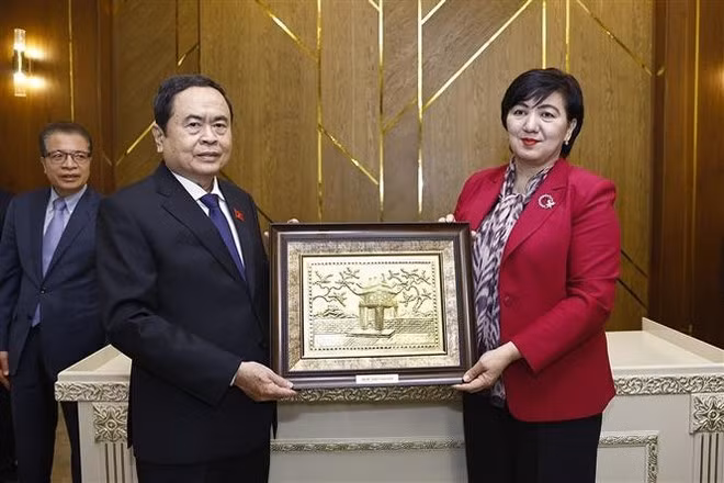 NA Chairman Tran Thanh Man presents a gift to the university (Photo: VNA)